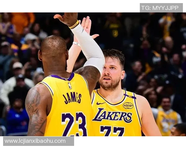 火箭与湖人激战正酣球迷期待精彩对决与绝妙瞬间