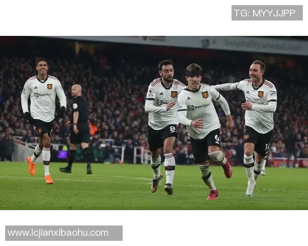 激情对决曼联与阿森纳巅峰之战海报展现足球魅力与荣耀